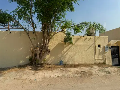 للبيع بيت عربي مميز في منطقة القادسية بموقع حيوي وقريب من جميع الخدمات الأساسية، مما يجعله خيارًا مثاليًا للسكن العائلي أو للاستثمار. يتميز العقار بسه