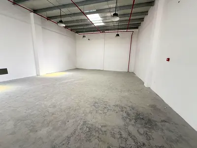 مساحة 2675 قدم مربع. ميزانين جاهز. حمام داخلي. كهرباء 40 كيلوواط. مستودع جديد بالكامل. تشطيب حديث وعالي الجودة.