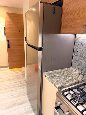 Hisense new model stainless steel top-freezer fridge in good condition