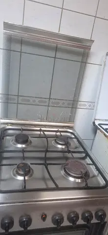 Stainless steel 4-burner gas stove with oven - used