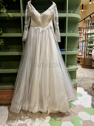 White lace long-sleeve wedding dress, size estimate EU 36-38
