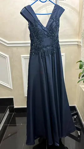 فستان سهرة كحلي فخم بتطريز خرز راقي Luxurious Beaded Navy Blue Evening Gown - Worn Once