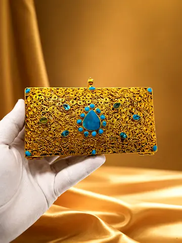 حقيبة يد نسائية فاخرة بأحجار كريمة - Luxurious womens handbag embellished with precious stones