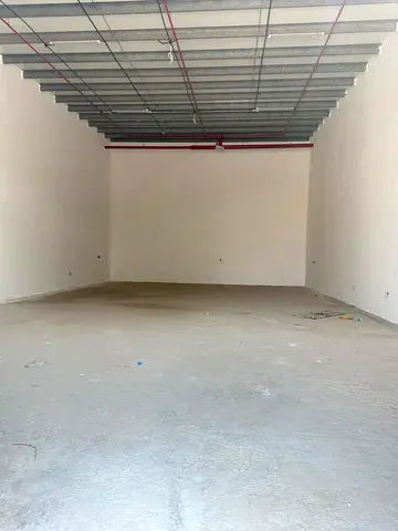 مستودع جديد للإيجار | كهرباء 20 كيلوواط | جاهز للتشغيل | موقع استراتيجي في الجرف الصناعية 1
