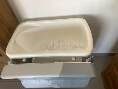 Foldable baby bathtub and changing table (great condition)