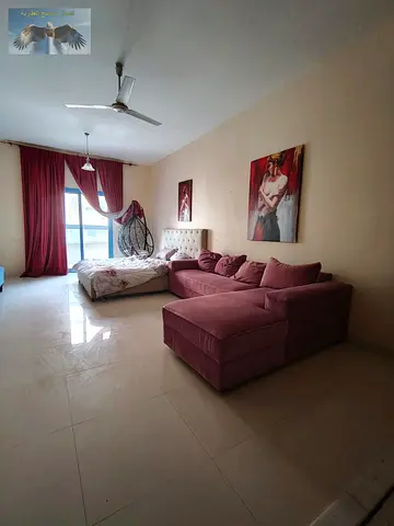 اجمل استديو مفروش مع بلكونه بمساحه كبيره وموقع مميز قريب من مخرج دبي وبجانب كل الخدمات والاسواق وبسعر شامل الفواتير