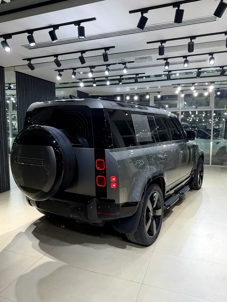 Land Rover Defender 2024