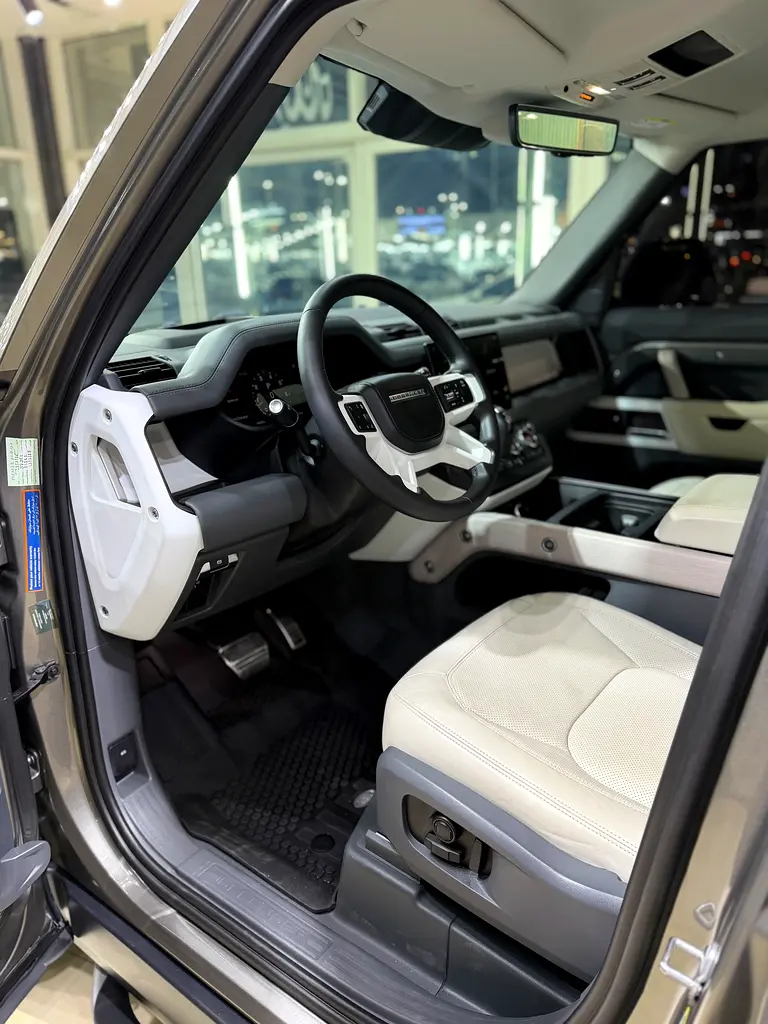 Land Rover Defender 2024