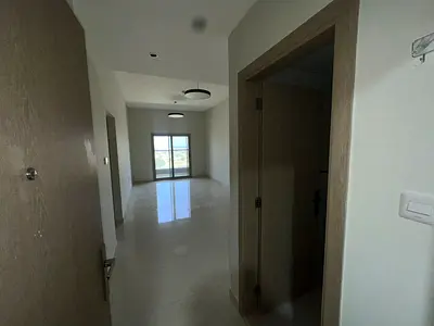 غرفه وصاله اتنين حمام شاور مع خزائن بالحائط مع بلكونه اطلاله مفتوحه مساحه كبيره