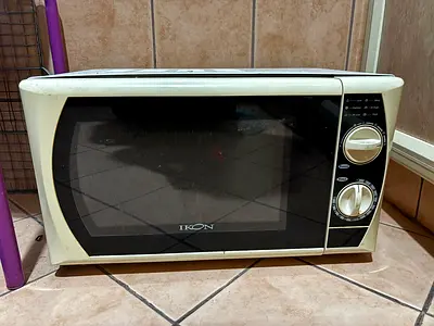 IKON countertop microwave oven - used