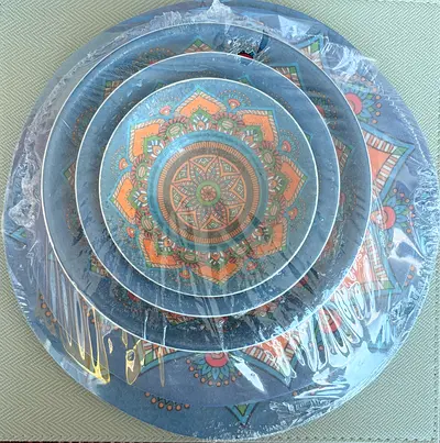 Brand new 5-piece dinnerware set