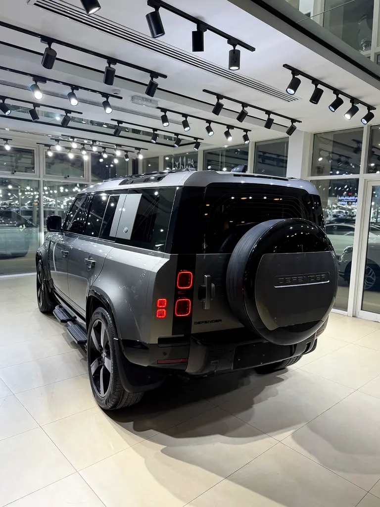 Land Rover Defender 2024