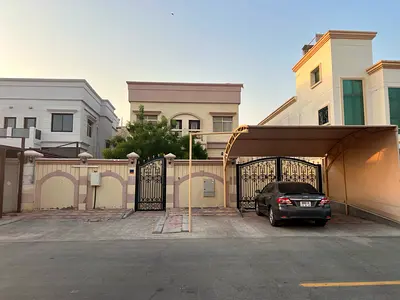 5 غرف نوم ماستر واسعة. مجلس كبير بتصميم أنيق لاستقبال الضيوف. صالة عائلية واسعة ومريحة. غرفة خاصة للخادمة. غرفة مستقلة للسائق. مطبخ رئيسي مجهز بالكامل