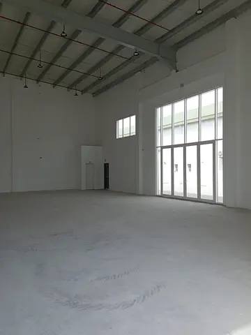 Showroom in Al Jurf Industrial Ajman with a total area of 4400 sq ft and 25 kW power suitable for display and commercial activities in a prime locatio