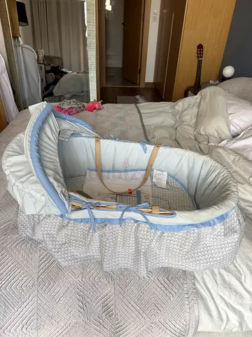free Lightweight Portable Baby Bassinet / Moses Basket - Blue