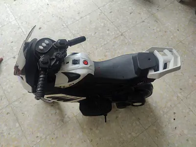Kids battery-powered ride-on toy motorcycle - white, used