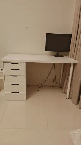 White desk with 5-drawer pedestal
