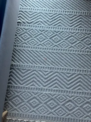 Light grey textured patterned rug - good condition