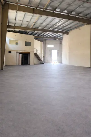 صفقة مميزة | مناسب لحركة النقل الثقيل والشحن | مساحة كبيرة | موقع صناعي | جاهز