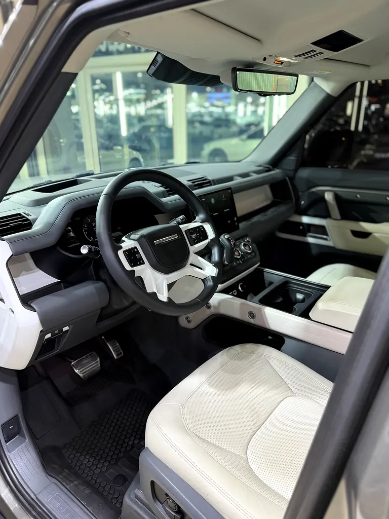 Land Rover Defender 2024