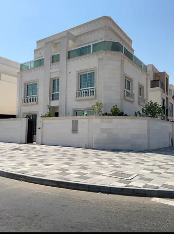 فيلا سمارت فاخرة بتشطيبات أوروبية ومصعد خاص في الحوشي مع تصميم عصري ومساحات واسعة جاهزة للسكن