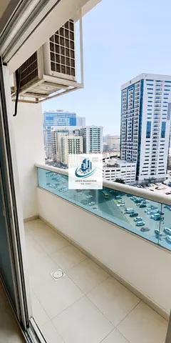 شقة واسعة مكونة من غرفة نوم وصالة، مخصصة للعائلات، تقع في مبنى عائلي بالكامل، مقابل حدود دبي وبالقرب من صحارى سنتر. تتميز بإطلالة مفتوحة وتصميم جميل يوفر الراحة والخصوصية، وتُعد خيارًا مثاليًا للعائلا