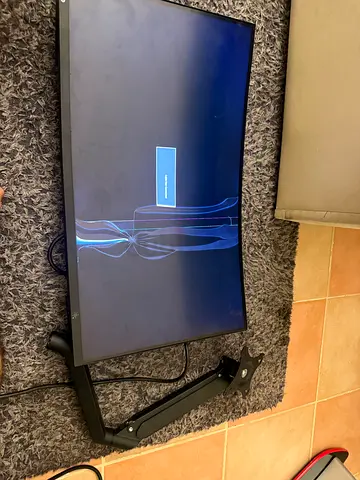 Monitor Lenovo curved 4k 24 inches screen working but has a crack