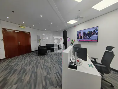 Vacant | Next to metro | Fully fitted