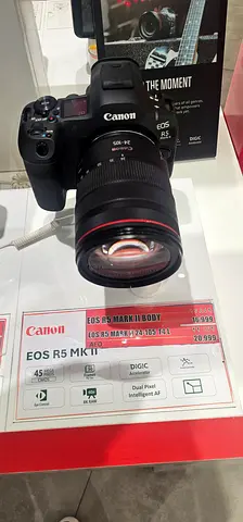 Camera Cannon r5 Mark 2 with its lens