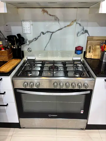 Indesit freestanding gas cooker 5-burner with oven - good condition