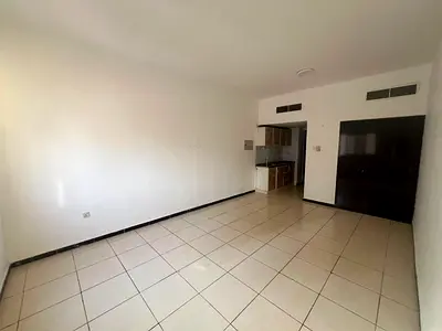 استوديو واسع للإيجار السنوي | مطبخ شبه منفصل | غرفة غسيل | إطلالة مفتوحة | تكييف مركزي | الراشدية 3 – عجمان