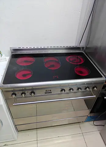 Smeg 5 Burners Full Electric Digital Cooking Range Sam Like New condition 90cm
