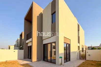 Modern finish | Corner plot | Move in Ready