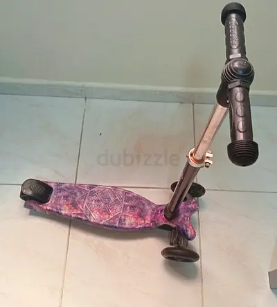 Three-wheeled kick scooter with galaxy pattern