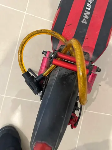 Used electric scooter (helmet, phone holder, safety harness and lock included) - fair condition.
