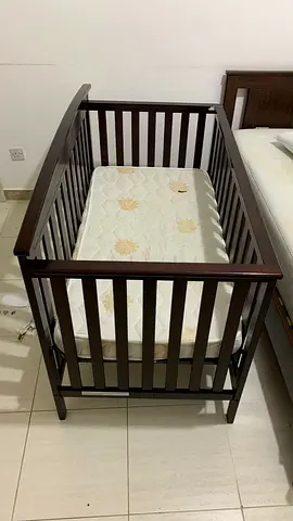 Dark wood baby crib with mattress - good condition