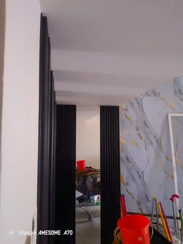 🔥 فرصة سكنية فاخرة للإيجار السنوي في قلب منطقة الخان - الشارقة شقة بمساحات واسعة وتصميم راقٍ مجددة بالكامل مع ديكورات مودرن، توفر لك ولعائلتك أعلى م