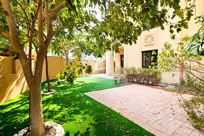 Corner Garden | Bright | Multiple Options