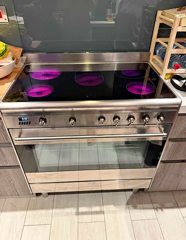 Smeg 5 Burners Full Electric Digital Cooking Range Sam Like New condition 90cm