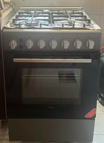 4-burner gas cooker with oven - good working condition