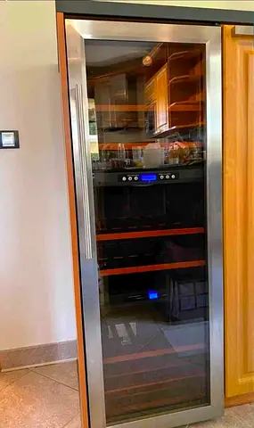 Hoover brand wine fridge dual temperature very good working condition All very good free delivery