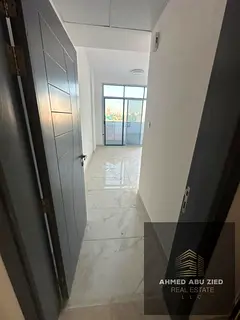 Luxurious first-tenant apt: huge bedroom, spacious hall, fitted kitchen, open-view balcony, free mai