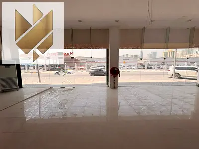 معرض فاخر للإيجار مساحة 15000 قدم واجهة مباشرة على الشارع العام تشطيب مودرن وعصري مكاتب مجهزة حمامات مطبخ تكييف مركزي ميزانين وكهرباء 3 فاز
