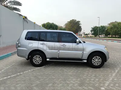 Mitsubishi Pajero 2014 powerful 3.5L v6 engine GLS Mid Line GCC Specs Zero Accident Large boot space