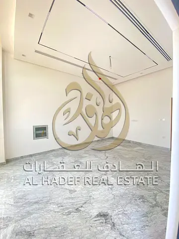 فرصة مميزة لامتلاك فيلا فاخرة في منطقة الحوشي، تقع في موقع استراتيجي على شارع واسع، بتشطيبات ديلوكس وتصميم عصري يناسب السكن العائلي والاستثمار.
