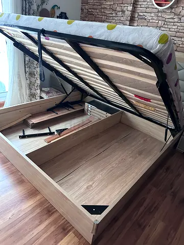 Wooden Storage Bed with Hydraulic Lift Mechanism and mattress
