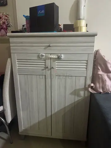 Pan emirates shoe cabinet