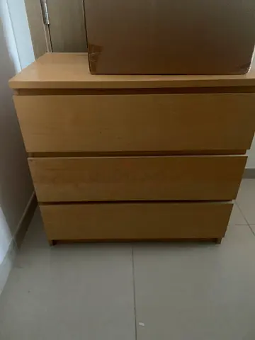 Light wood 3-drawer bedside cabinet / small dresser - good condition