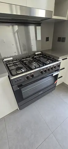 Toshiba 5 Burners Full Gas Cooking Range Sam Like New condition 90cm