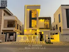 Villa directly from the owner, custom-finished, on a main street close to all services. Freehold own
